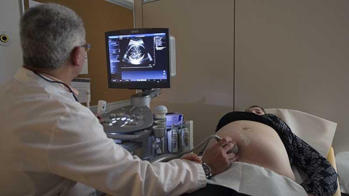 El especialista Javier Martínez-Guisasola realiza una ecografía a una mujer embarazada en las dependencias del Hospital Universitario.-I. L. M.