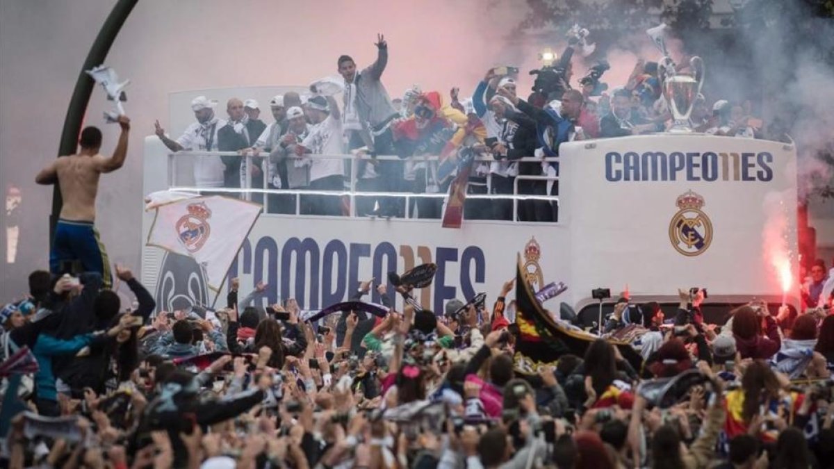 El autobús del Real Madrid llega a la Cibeles para ofrecer la 'undécima' a los aficionados.-AFP / PEDRO ARMESTRE