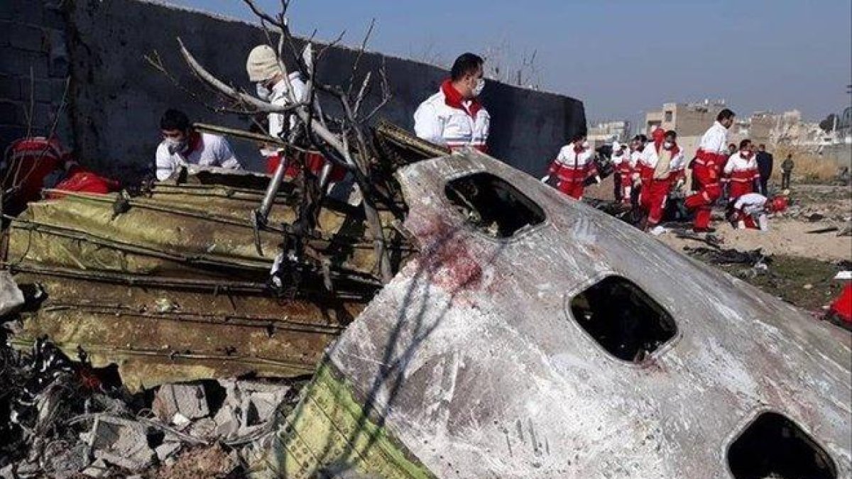 Restos del avión ucraniano derribado por un misil iraní el pasado miércoles.-MEDIA LUNA ROJA DE IRÁN