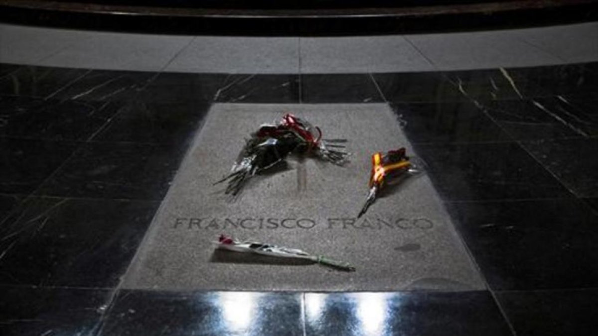 La lápida de Franco en el Valle de los Caídos.-AP / DANIEL OCHOA DE OLZA