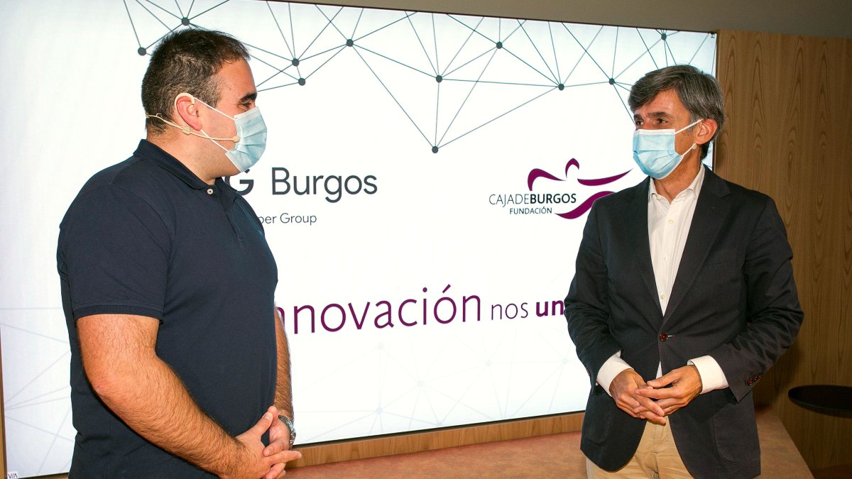 Javier García (GDP) Y Francisco Javier Cuasante (Caja de Burgos) antes de la firma del convenio. TOMÁS ALONSO