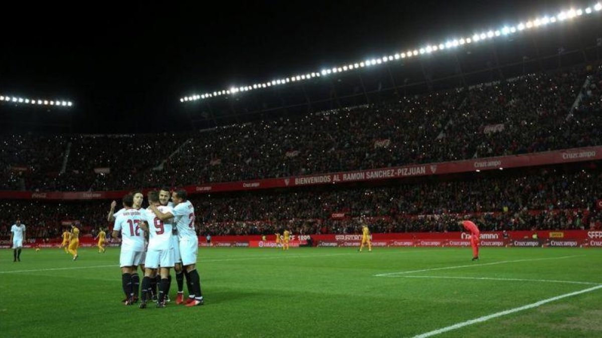 Los jugadores del Sevilla se abrazan tras conseguir un gol en el Sánchez Pizjuán.-REUTERS / MARCELO DEL POZO