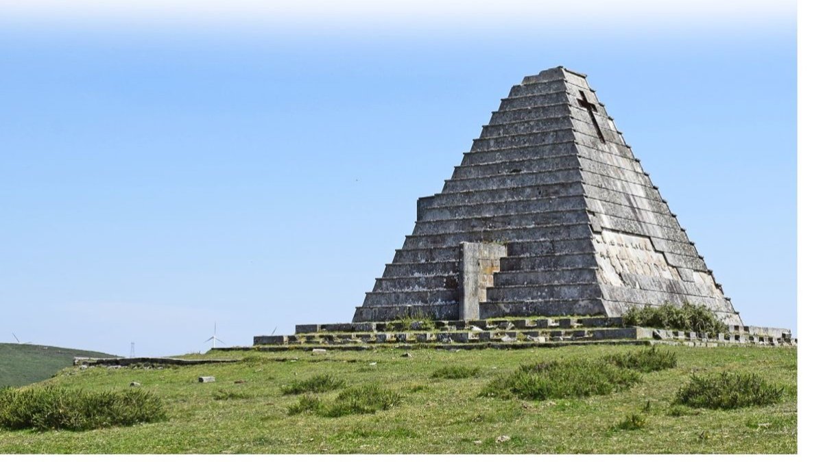 La pirámide se eleva en lo
alto del puerto del Escudo.
Foto cedida por la Asociación de Amigos del
Misterio de Cantabria.