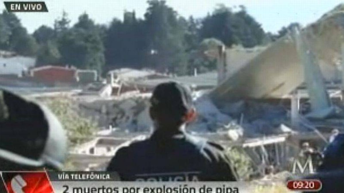 Imagen de vídeo de Milenio TV, que muestra a un policía en la escena de la explosión, este jueves en México.-Foto: AP / MILENIO TV
