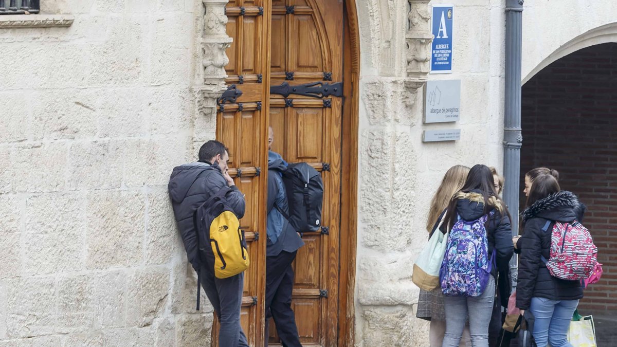 Dos peregrinos a la puerta de la Casa del Cubo, sede del albergue municipal de Burgos. SANTI OTERO
