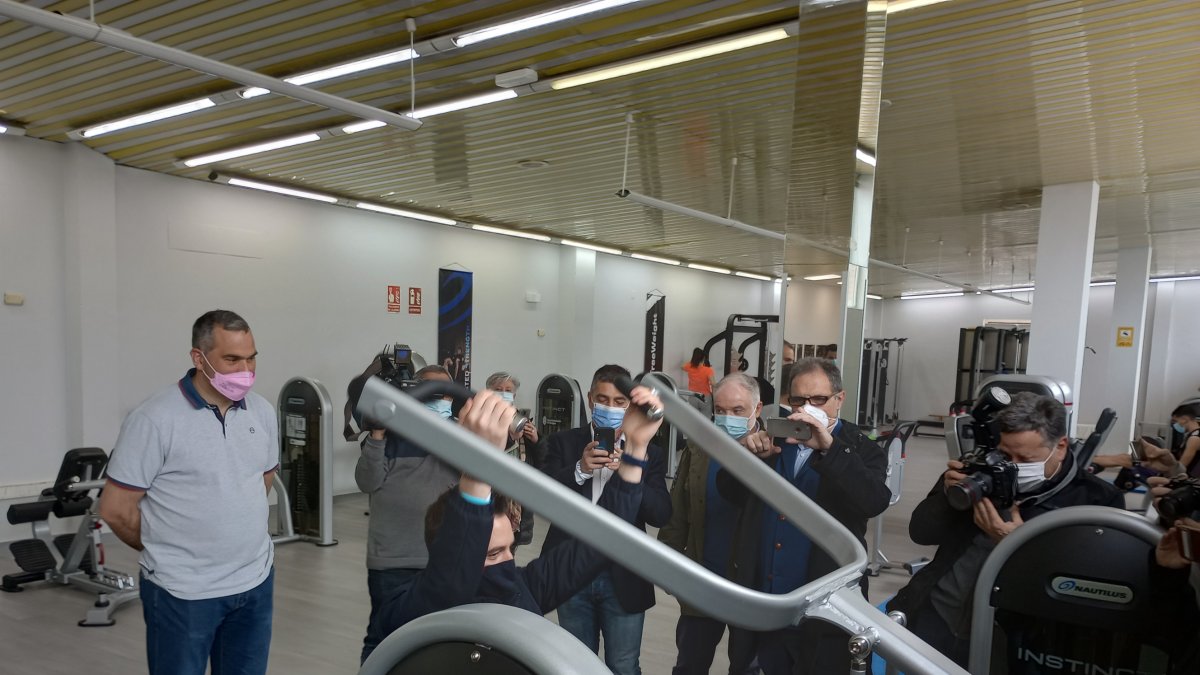 El alcalde, Daniel de la Rosa, prueba una de las maquinas de musculación recién renovadas en El Plantío.