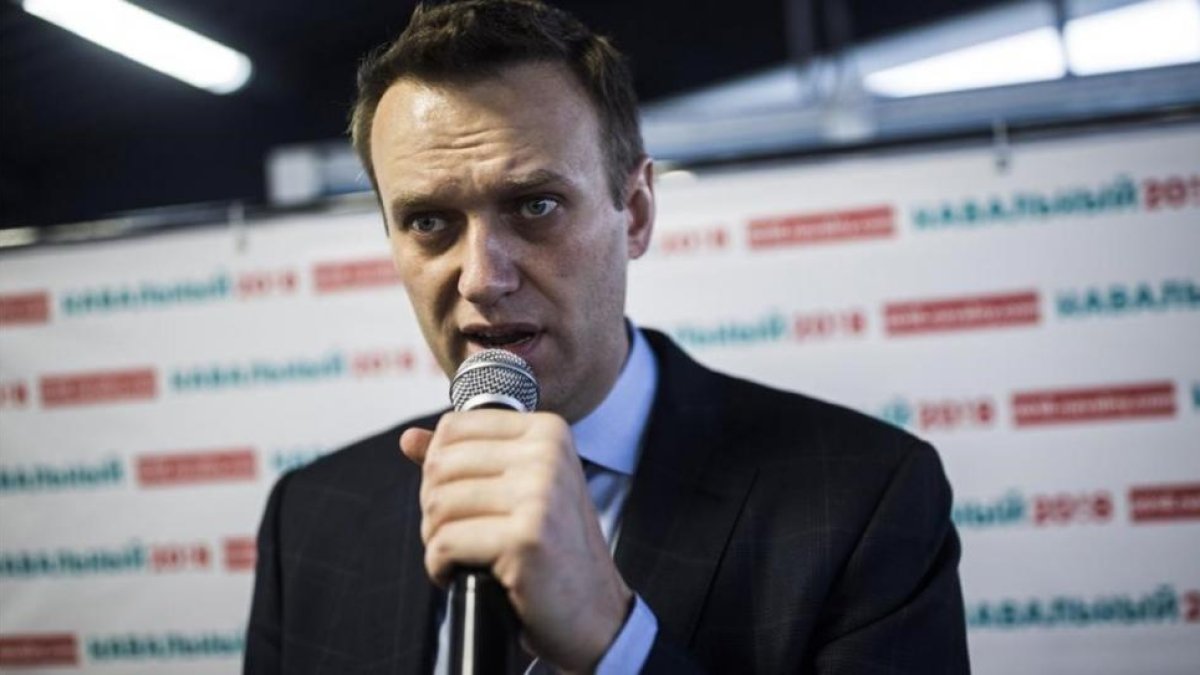 Navalni interviene durante la inauguración de su oficina de campaña en Chelyabinsk, en los Urales (Rusia), el 15 de abril.-AP / EVGENY FELDMAN