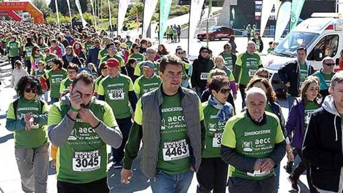 Algunas de las autoridades en la cabeza de la I Marcha Contra el Cáncer de Burgos celebrada en 2019 que reunió a 6.000 personas.