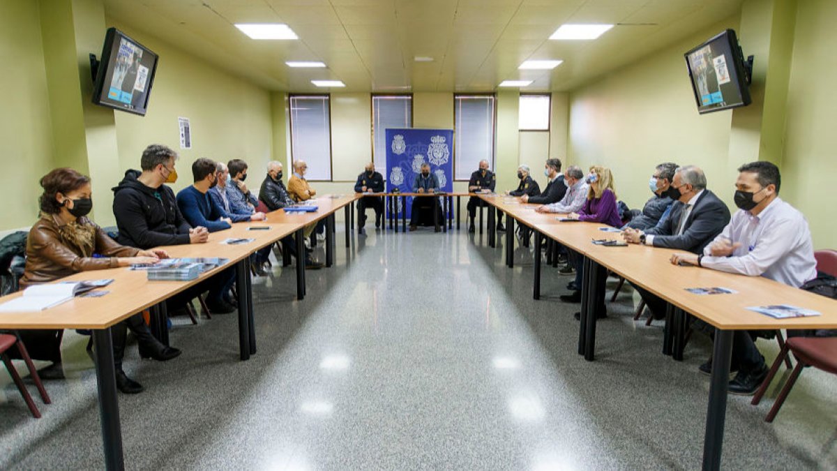 Reunión del subdelegado del Gobierno y el comisario con comerciantes de Burgos. SANTI OTERO