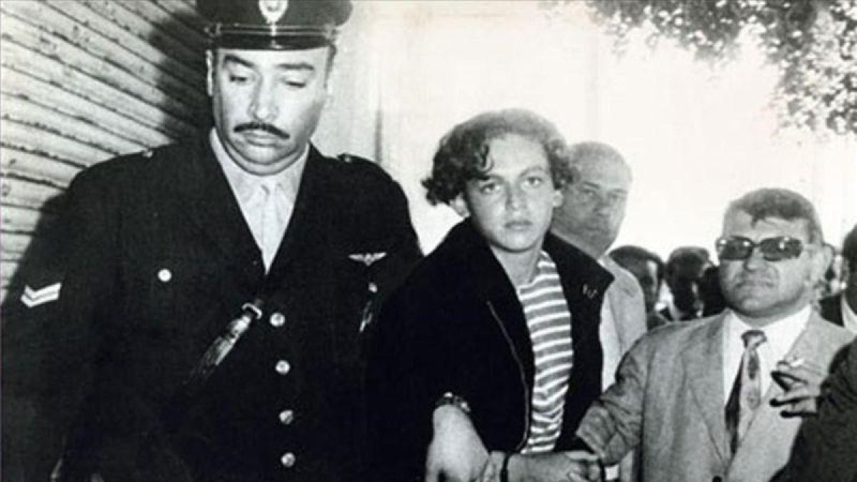 El joven Robledo Puch, en manos de las autoridades tras su detención en 1972.-EL PERIÓDICO / ARCHIVO