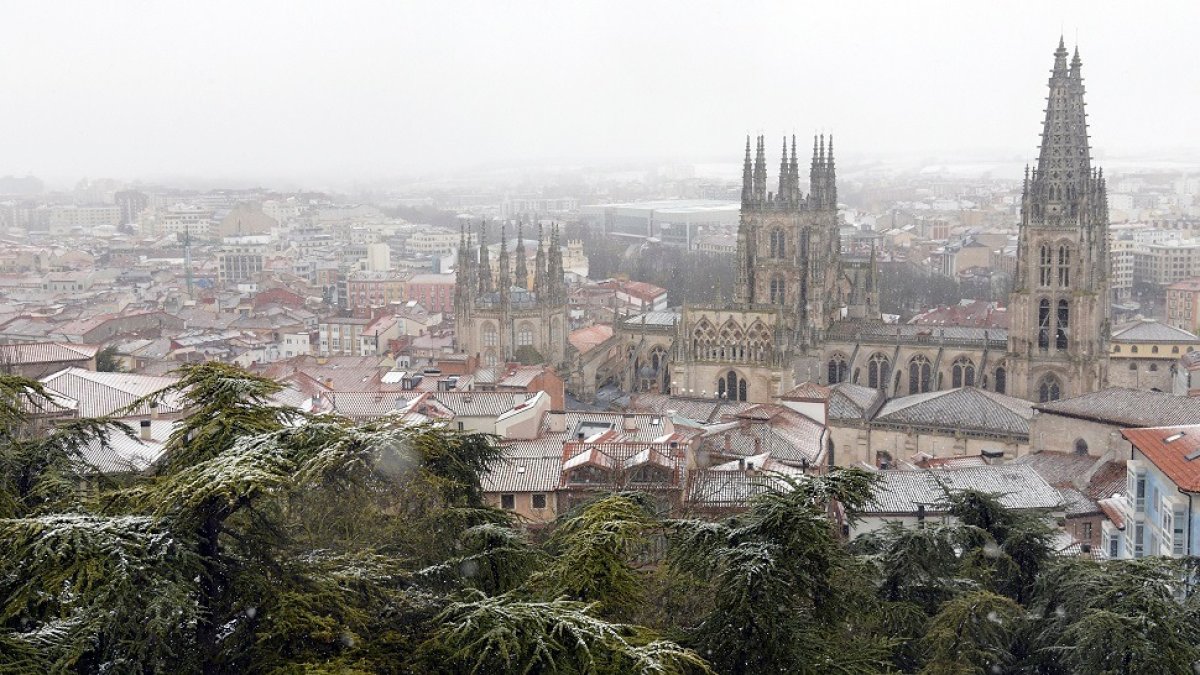 La nieve tiñó los tejados de blanco en Burgos a primeras horas del día. ICAL