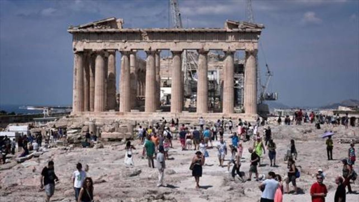 Turistas visitan la Acrópolis, donde se podía pagar con tarjeta, ayer.-Foto: AP / THANASSIS STAVRAKIS