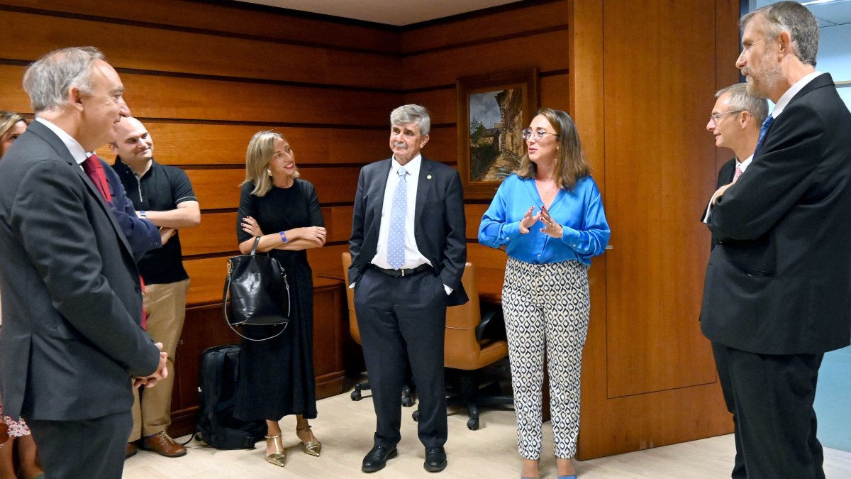 La consejera de Movilidad y Transformación Digital, María González Corral, y los rectores de las universidades de Burgos, León, Salamanca y Valladolid. ECB