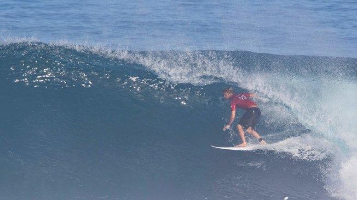 El surfista estadounidense profesional Kolohe Andino, el lunes en Hawai.-RIAN BIELMANN / AFP