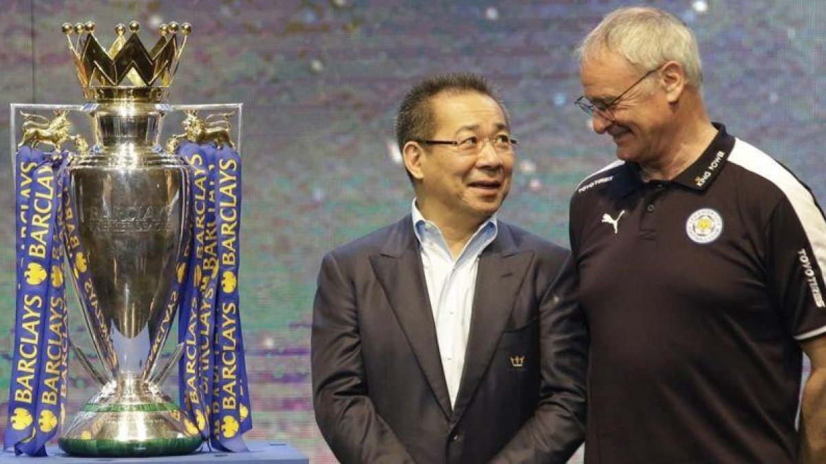 Vichai Srivaddhanaprabha, propietario del Leicester, y Claudio Ranieri, en los días felices del triunfo en la Premier.-AP / SAKCHAI LALIT