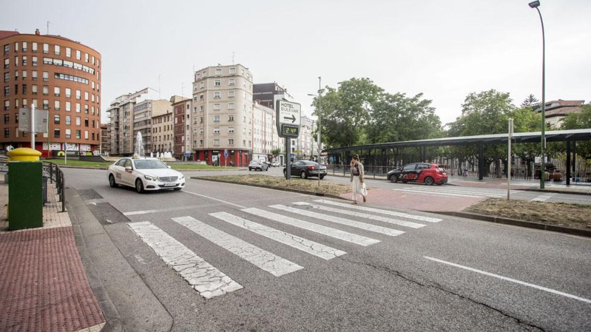 Imagen del paso de peatones de la calle Madrid junto a la glorieta de San Agustín.