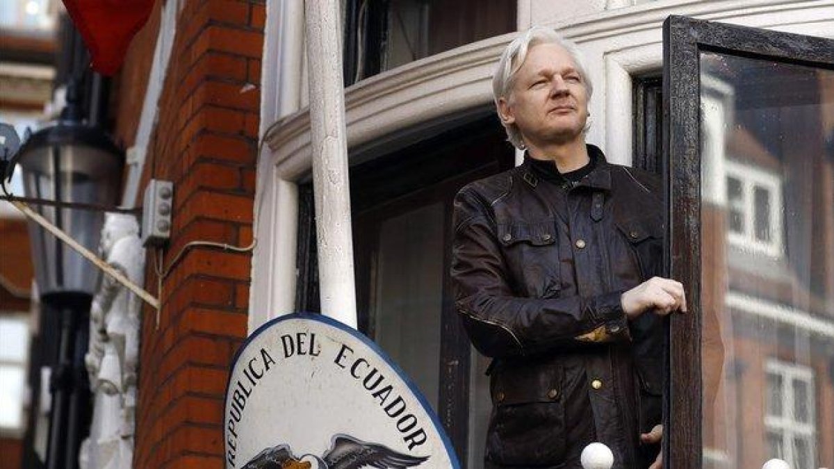 Julian Assange, en la embajada de Ecuador en Londres.-AP / FRANK AUGSTEIN