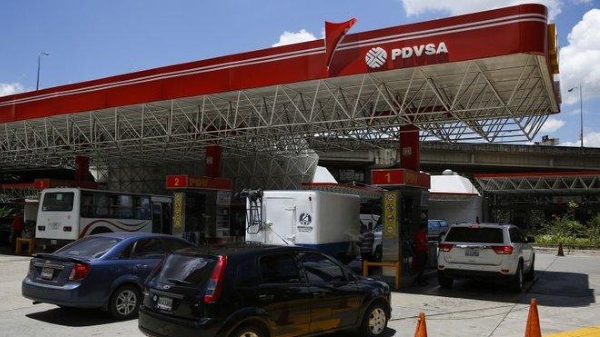 Una gasolinera de PDVSA en Caracas, Venezuela.-REUTERS