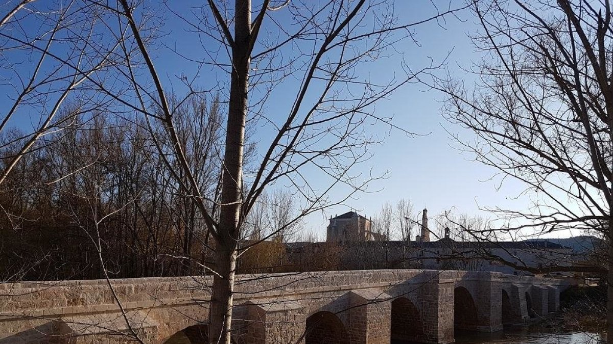 El puente de La Vid une desde 1622 Langa y Vadocondes. - L. VELÁZQUEZ