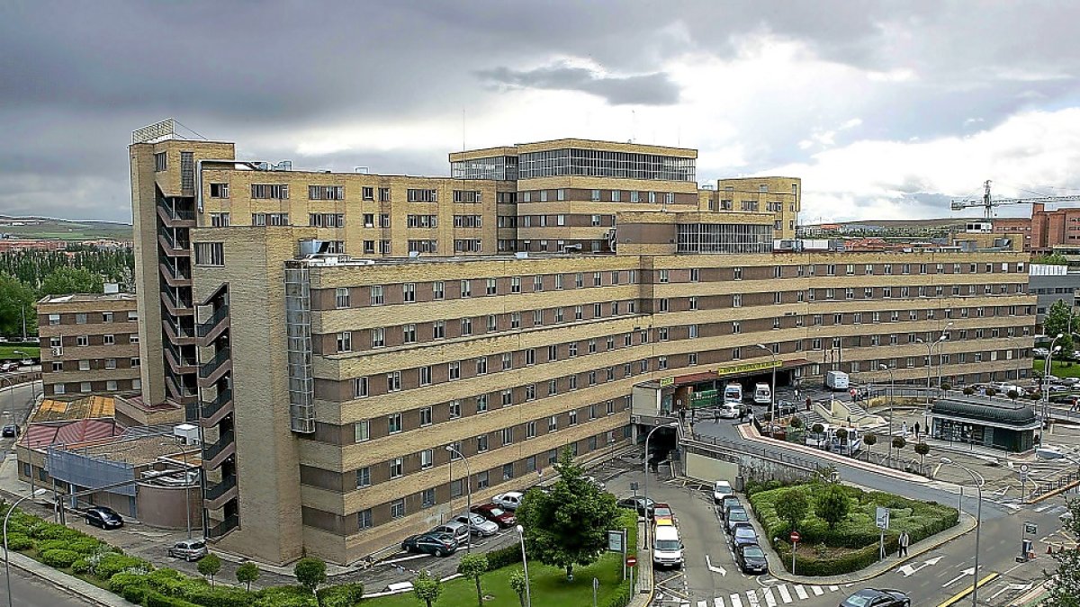 Exterior del hospital Clínico en el complejo asistencial de Salamanca.- L.M.