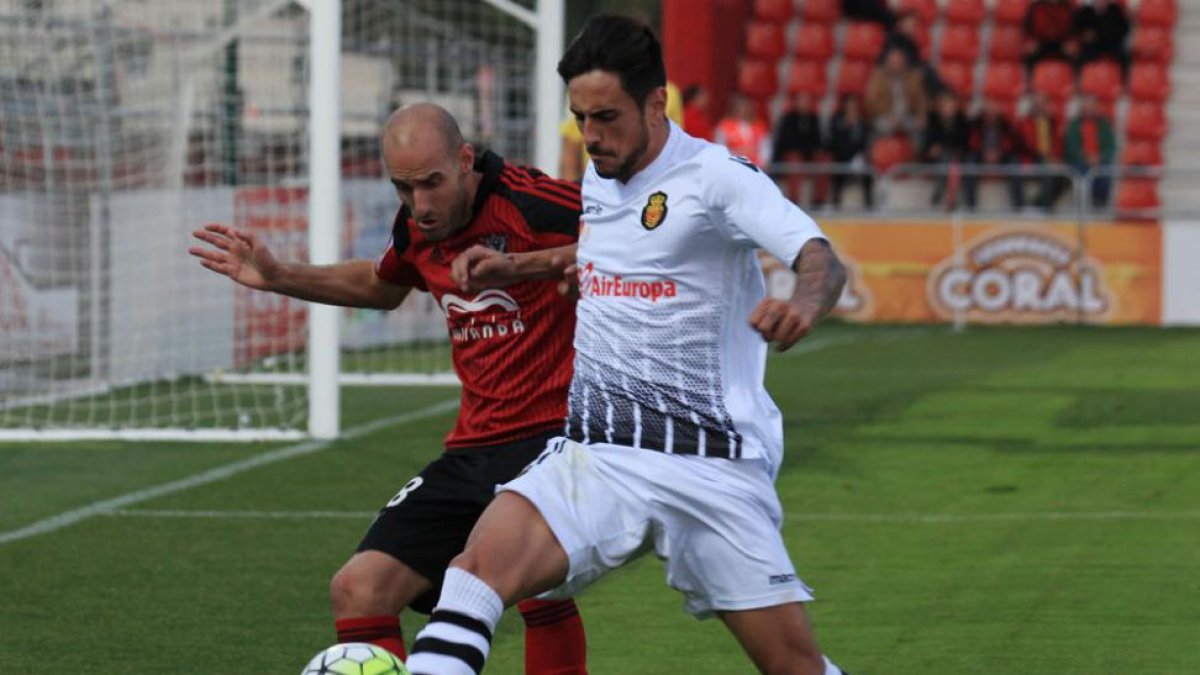 Ion Vélez pugna por un balón con un defensor del RCD Mallorca en el choque del pasado domingo-Alfonso G. Mardones