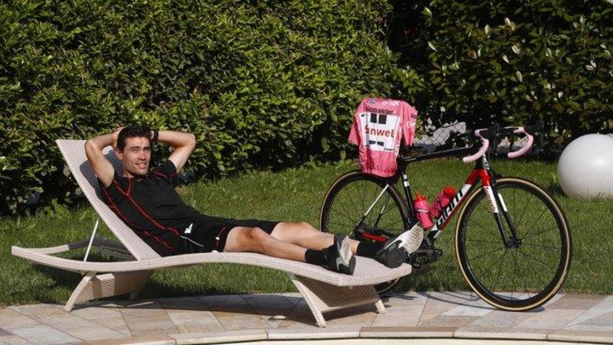 Tom Dumoulin posa durante un descanso en el Giro del 2017, que ganó.-AFP / LUK BENIES