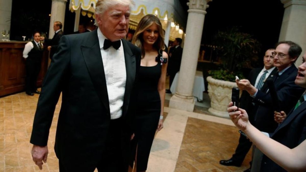 Trump y su esposa Melania en Mar-a-Lago.-REUTERS / JONATHAN ERNST