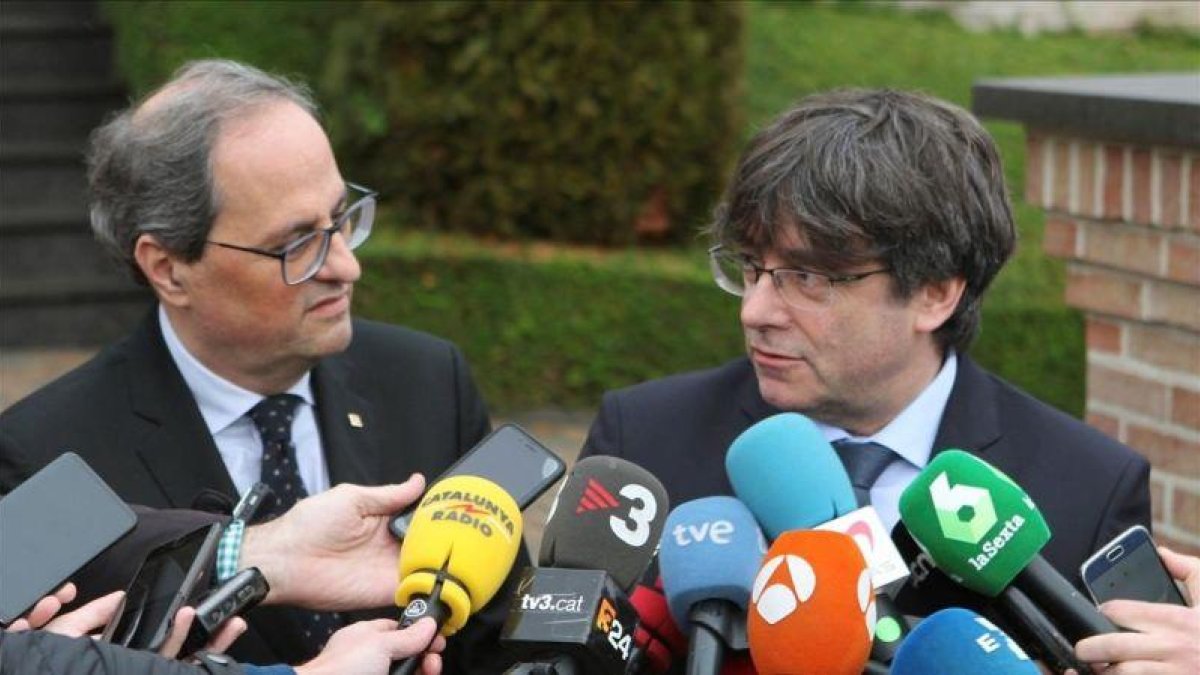 El president Quim Torra y el expresident Carles Puigdemont, en Waterloo (Bélgica).-EFE / JAVIER MONTEAGUDO