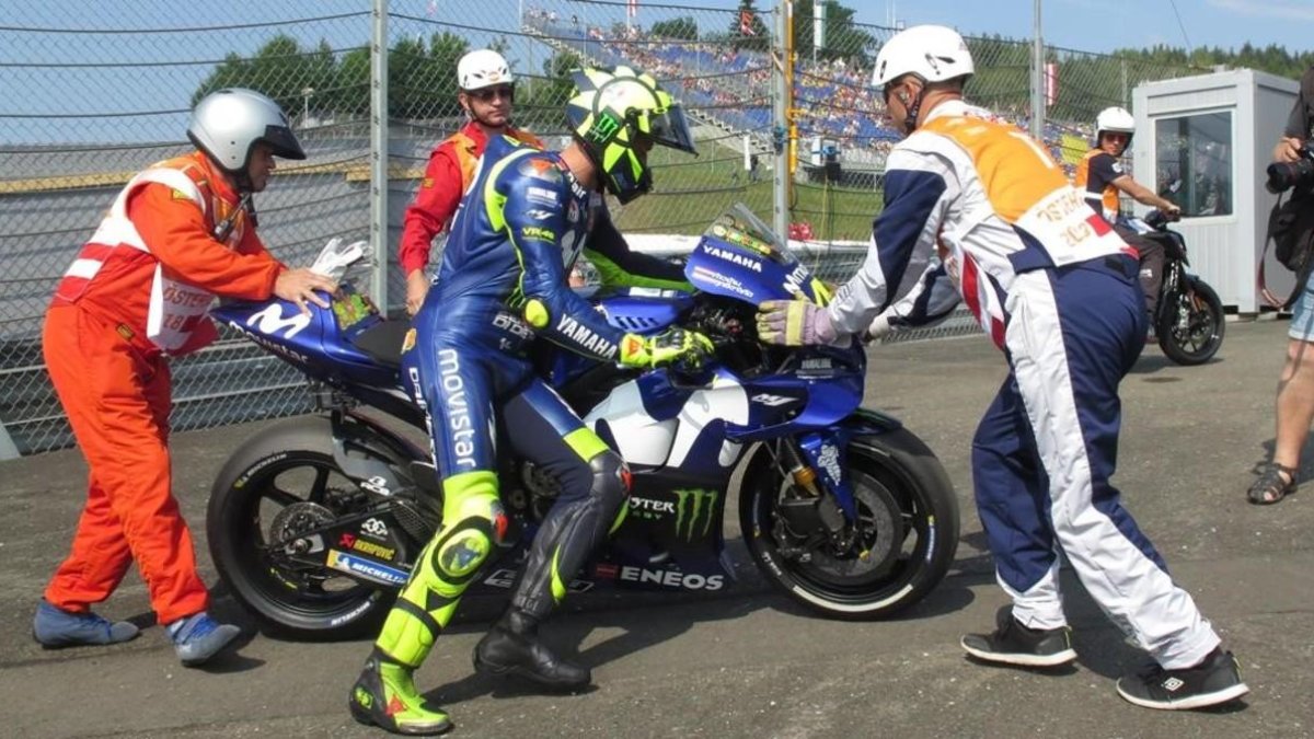 Valentino Rossi (Yamaha) ha llegado a perder hoy la cadena de su M1. /-EMILIO PÉREZ DE ROZAS