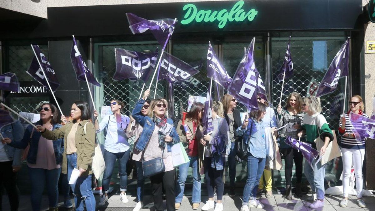 Las trabajadoras de Douglas se manifestaron el jueves 12 enfrente de la tienda de calle Vitoria.-RAÚL G. OCHOA