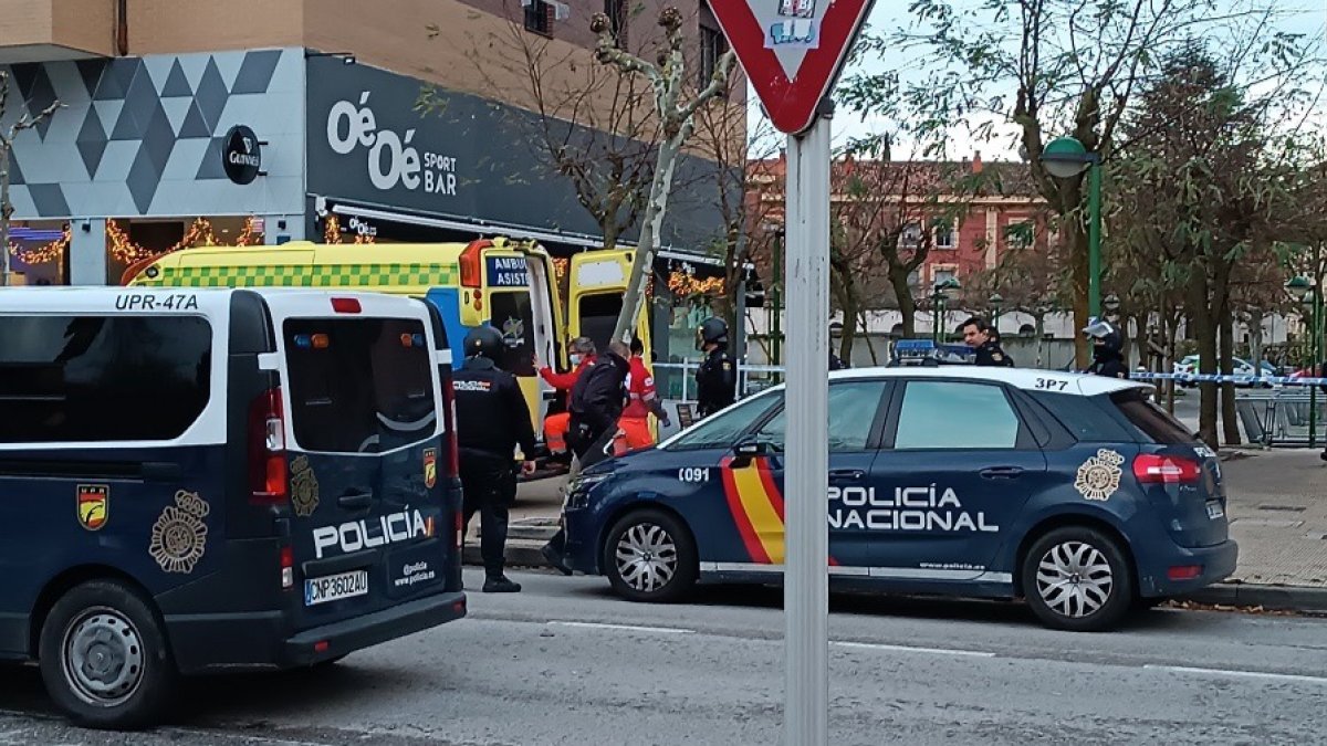 Intervención policial después de que un hombre lanzase objetos desde la ventana de su casa en Burgos. D. S. M.