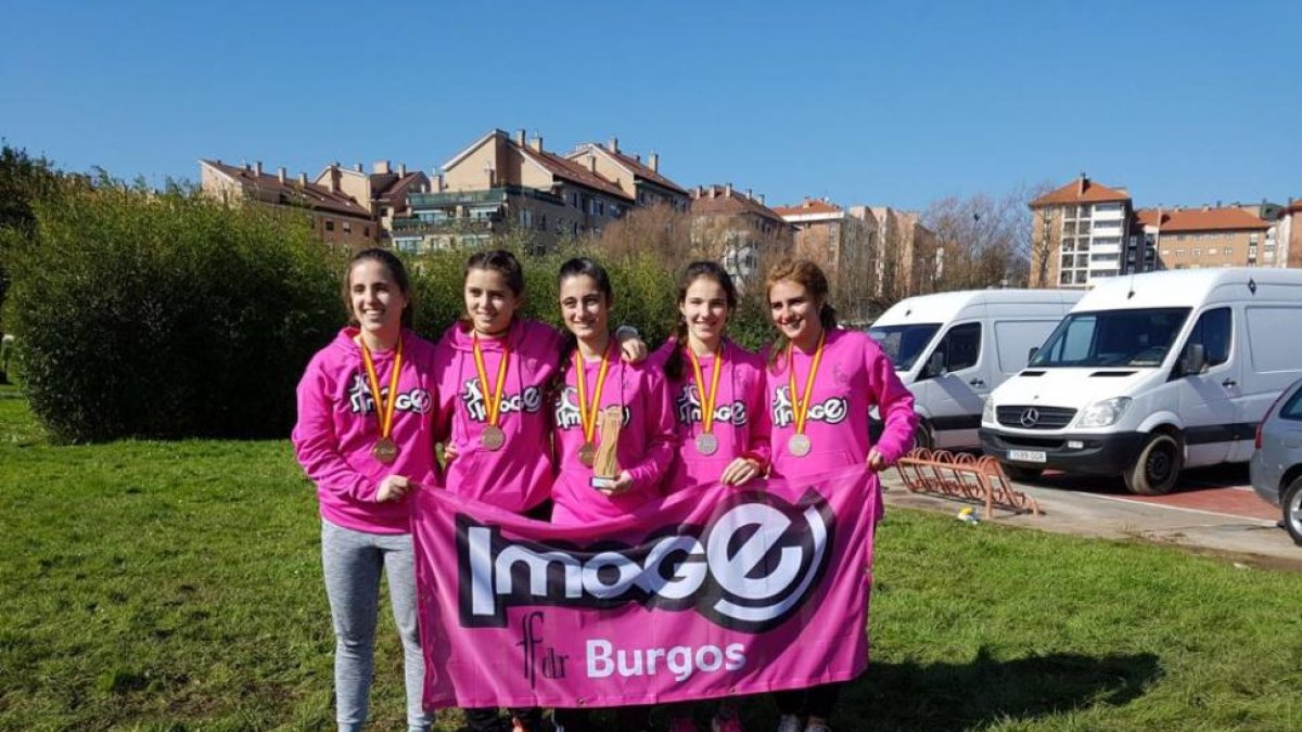Componentes del equipo sub 20 femenino del Image FDR que logró el bronce en el Nacional de clubes-ECB