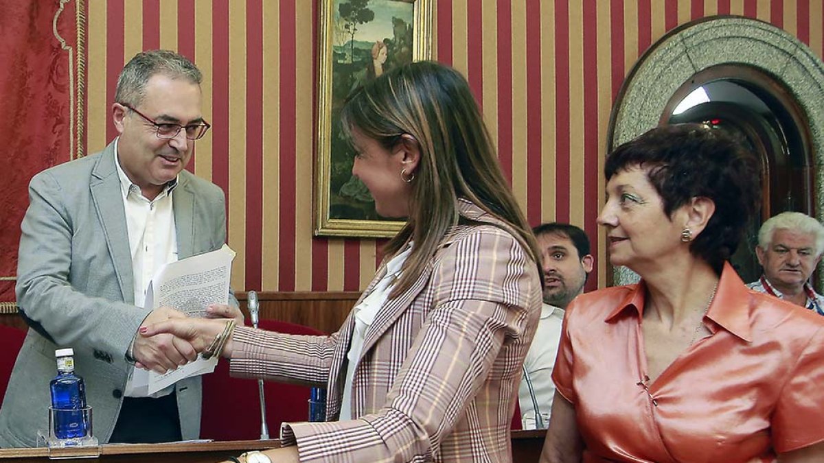 Ángel Martín (Vox) saluda a Carolina Blasco e Isabel Bringas (PP).  RAÚL G. OCHOA