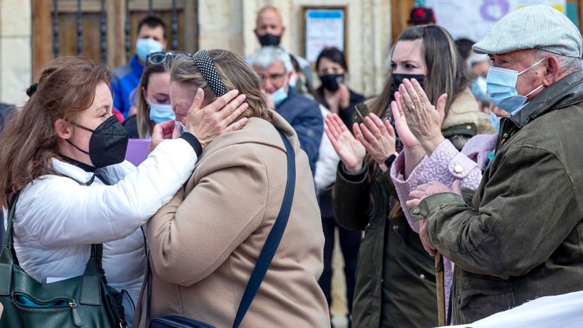 Fátima Bayona (izquierda) consuela a Lidia García durante la concentración convocada en Melgar de Fernamental para exigir justicia por la muerte de Lidia González. SANTI OTERO