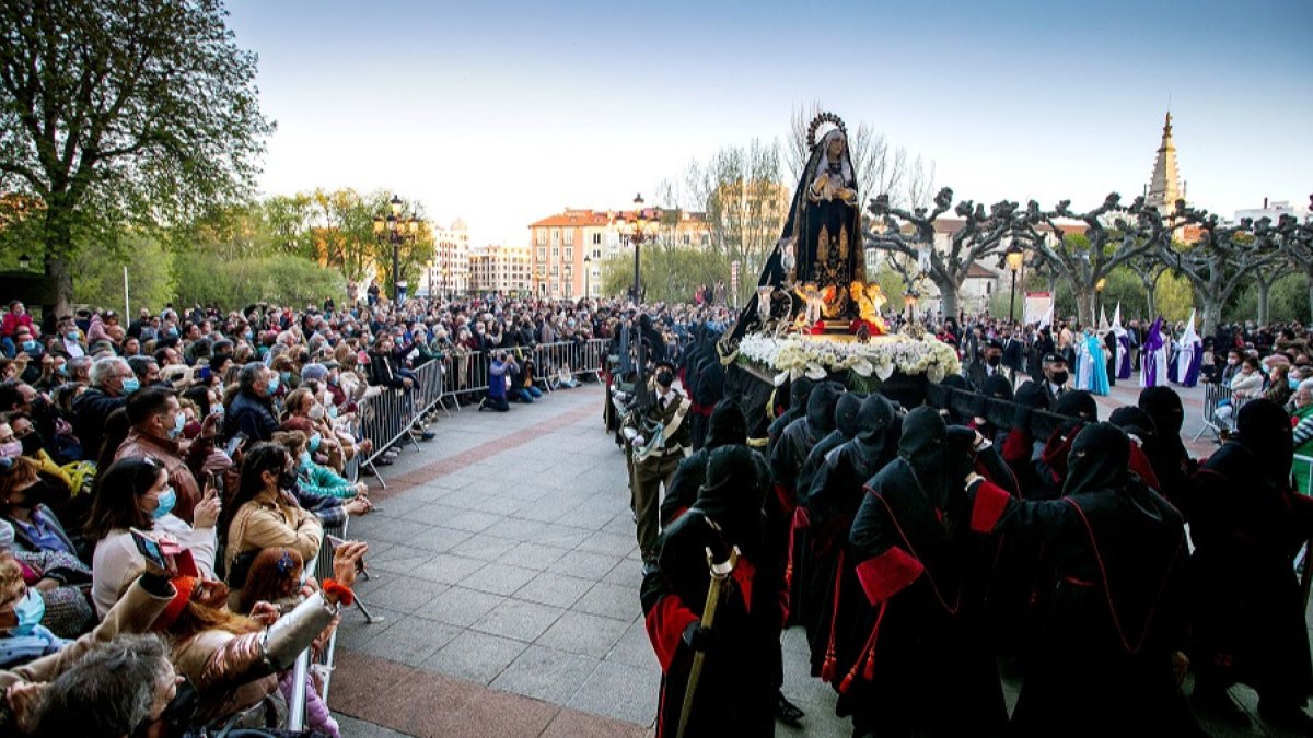 Llegada de la Virgen de la Soledad al Arco de Santa María bajo la atenta mirada de cientos de fieles. TOMÁS ALONSO