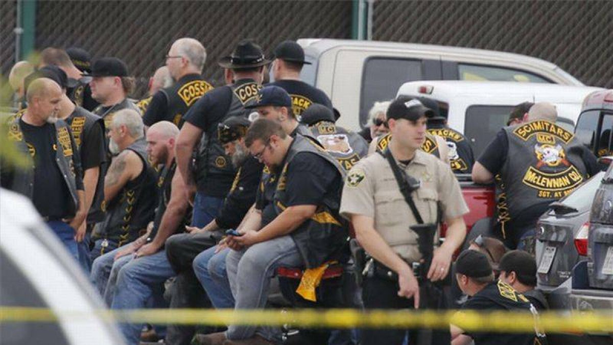 Un policía vigila a un grupo de motoristas detenidos, en Waco (Tejas), ayer.-Foto: ROD AYDELOTTE / AP