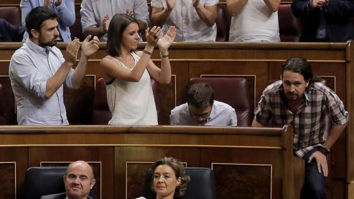 Ramón Espinar e Irene Montero aplauden a Pablo Iglesias en el Congreso.-JOSÉ LUIS ROCA