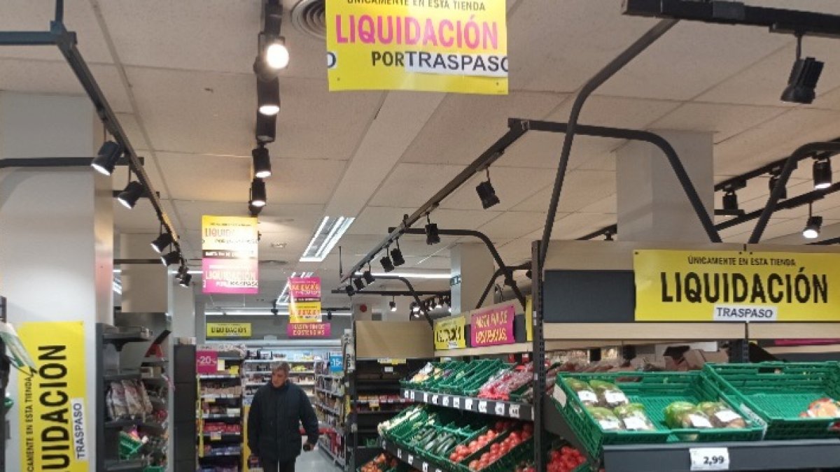 En la Comunidad 17 supermercados DIA están de liquidación antes de la venta a Alcampo. L. V.