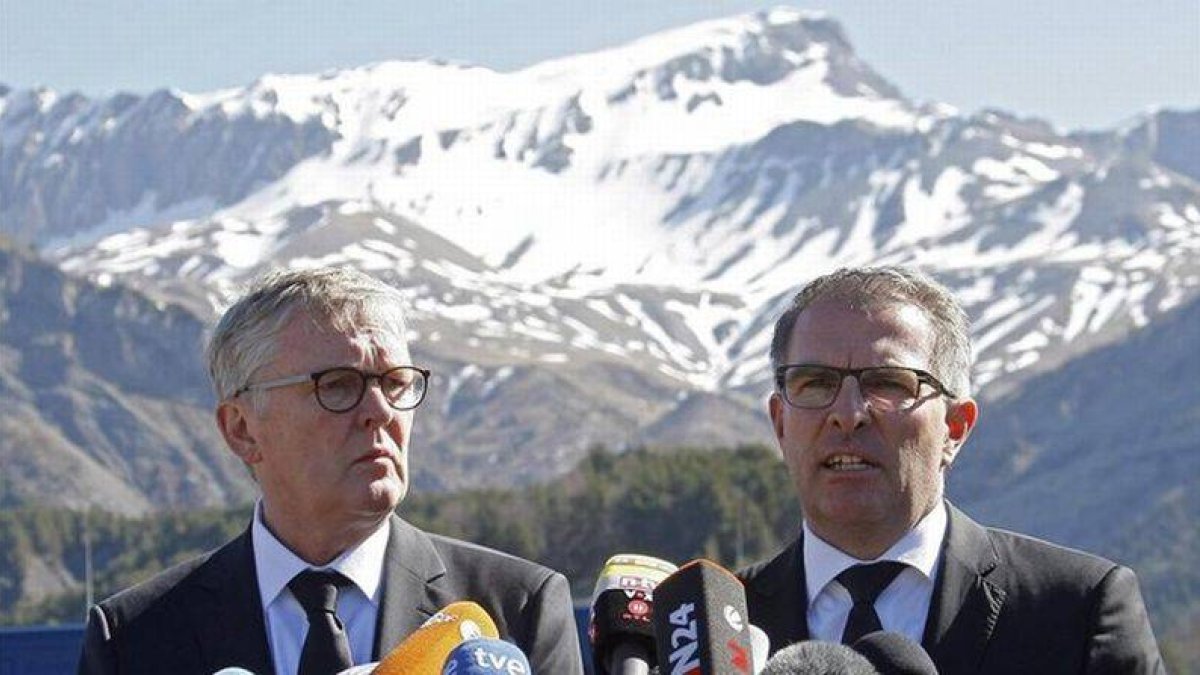 Spohr (derecha) y Winkelmann, en su declaración ante la prensa en Le Vernet, este miércoles.-Foto: REUTERS / JEAN-PAUL PELISSIER