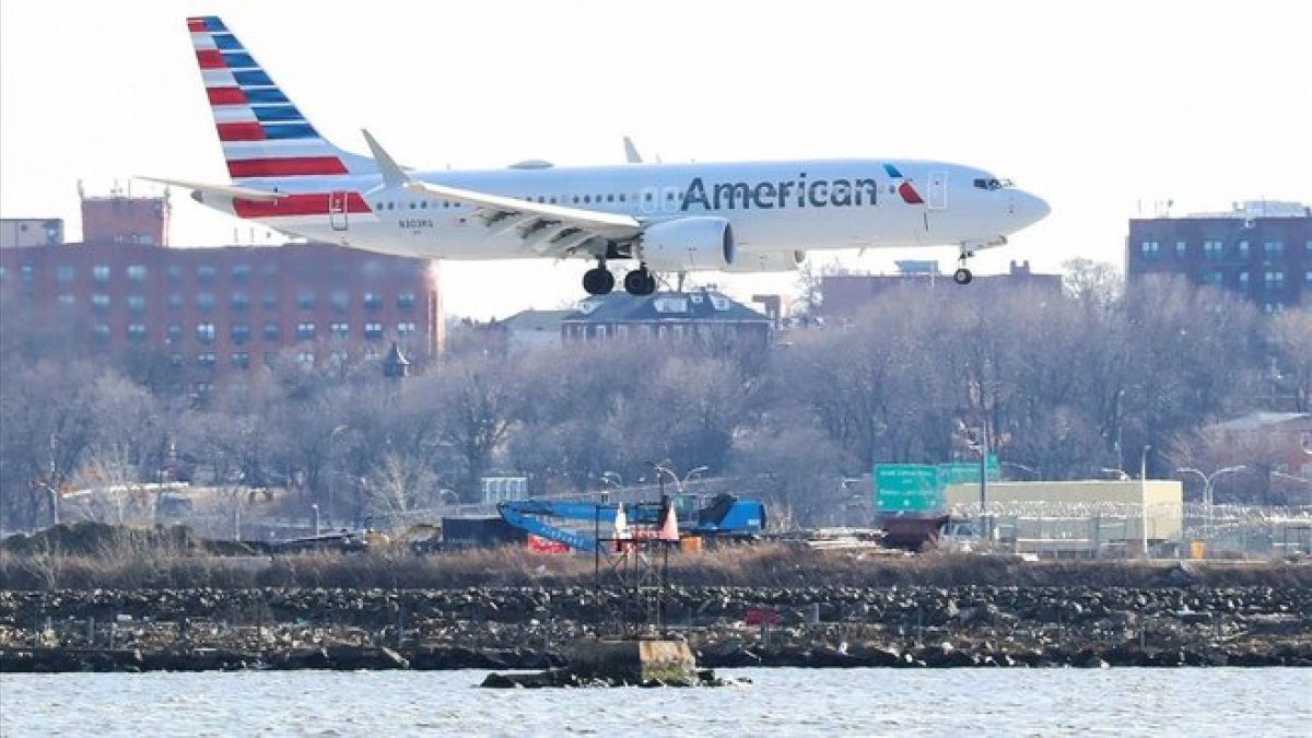 Un Boeing 737 Max 8 de la compañía American Airlines a punto de aterrizar en el aeropuerto de LaGuardia en Nueva York.-SHANNON STAPLETON (REUTERS)