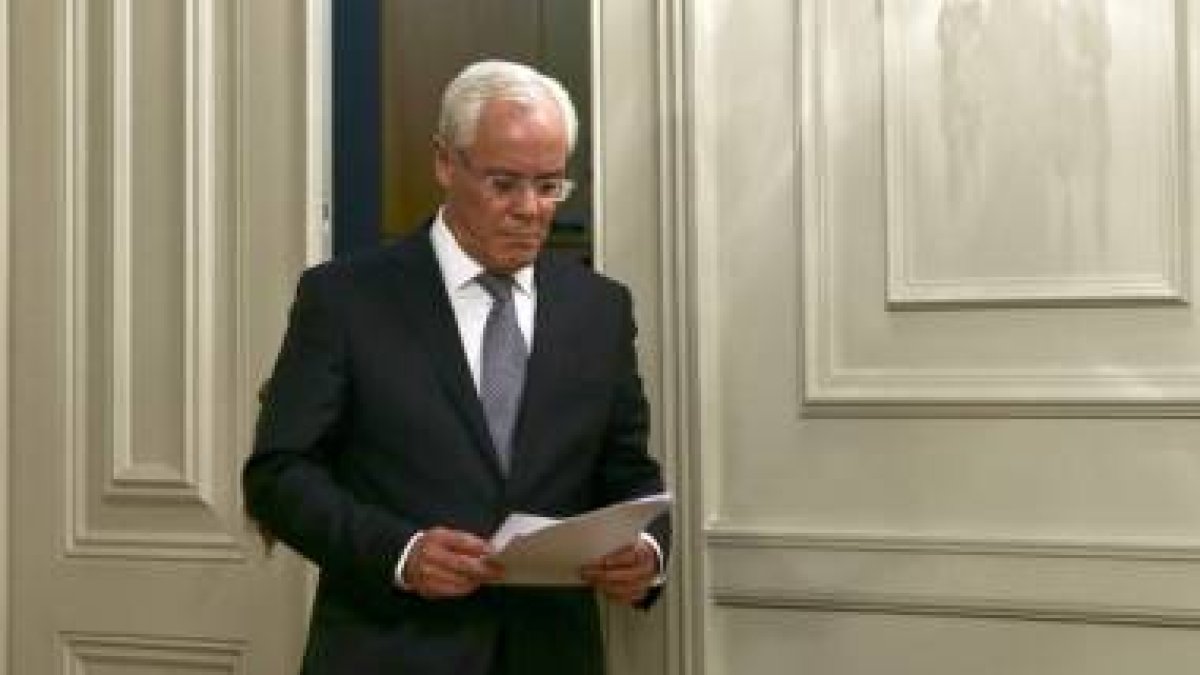EFE / ANTONIO COTRIM  El ministro del Interior portugués instantes antes de anunciar su dimisión.-EFE / ANTONIO COTRIM