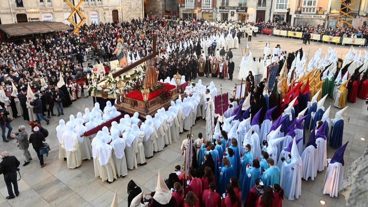 La procesión del Encuentro congrega a cientos de personas en el entorno de la Catedral de Burgos. SANTI OTERO