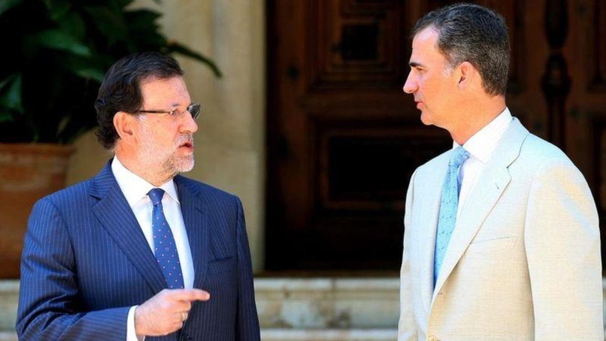 Mariano Rajoy y Felipe VI, en la reunión que mantuvieron en Marivent el 8 de agosto del 2014, la primera para el jefe del Estado que había subido al trono dos meses antes.-EFE / BALLESTEROS