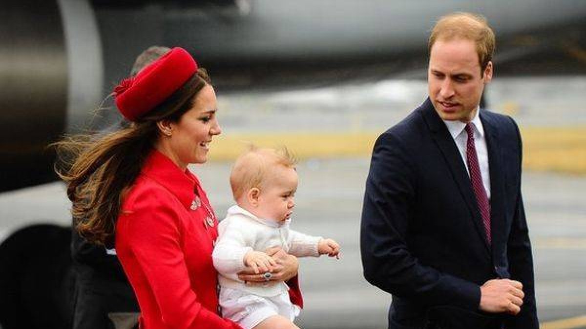 Los duques de Cambridge, con su primer hijo, el príncipe Jorge, el pasado abril en Nueva Zelanda.-Foto:   AFP / MARK TANTRUM