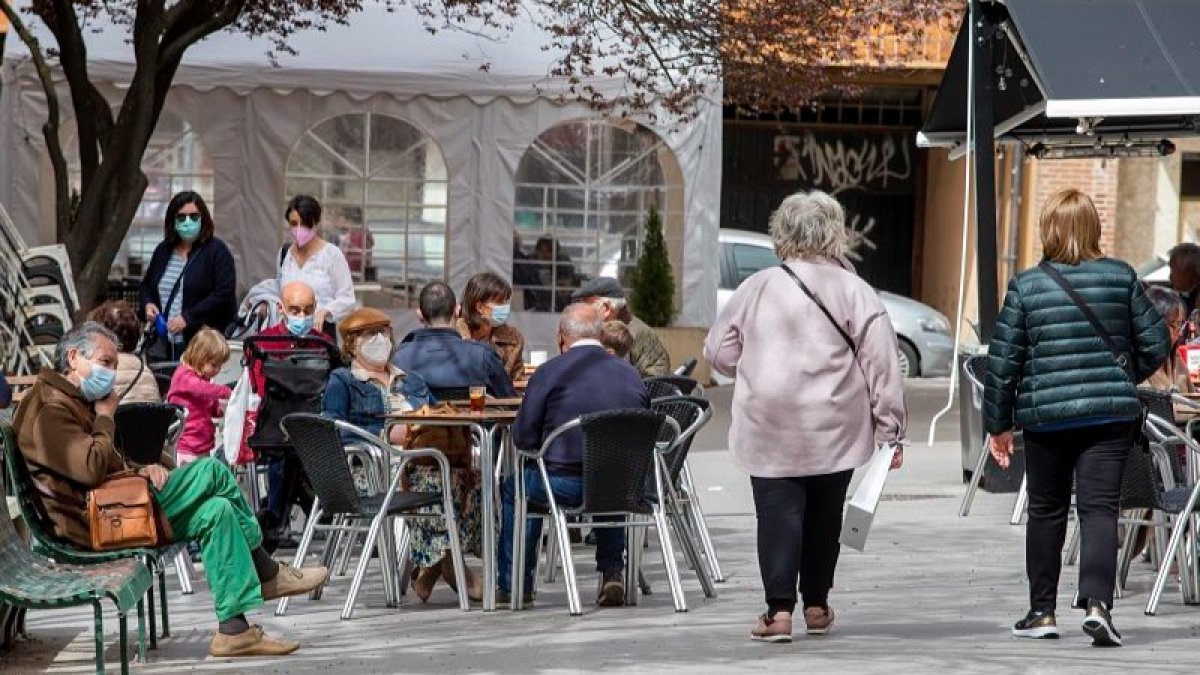 Los establecimientos hosteleros cerrarán de nuevo su interior en Burgos, que registra los peores datos provinciales de la Comunidad. SANTI OTERO