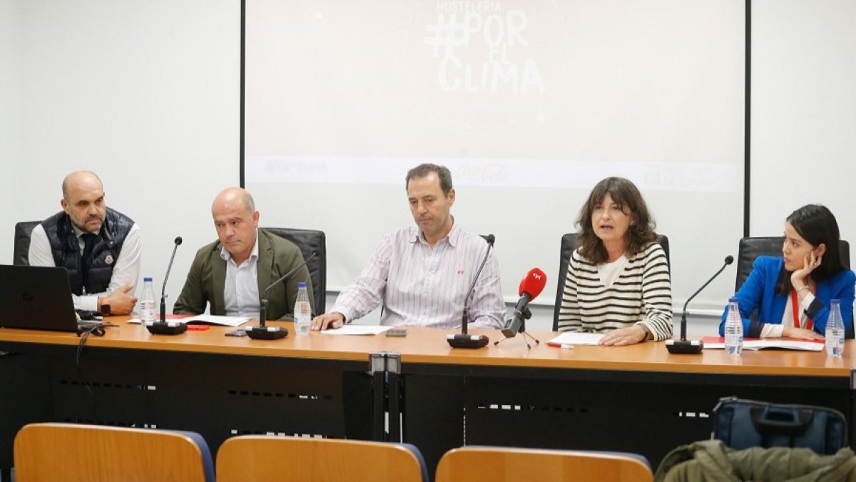 Fernando de la Varga, Óscar Rabanal, Luis Mata, Ana Mastral e Ivonne Munguía en la presentación de 'Hostelería por el Clima' en Burgos. SANTI OTERO