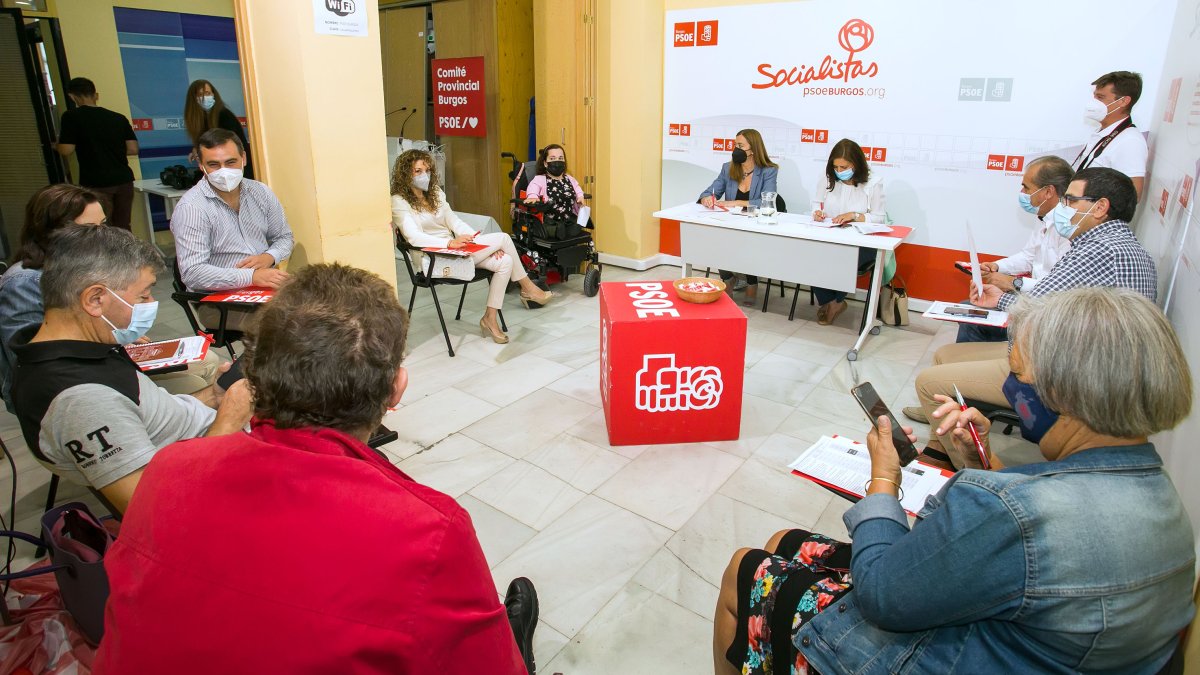 Barcones y Peña presidieron la reunión con cargos socialistas para abordar los fondos europeos en la provincia. SANTI OTERO