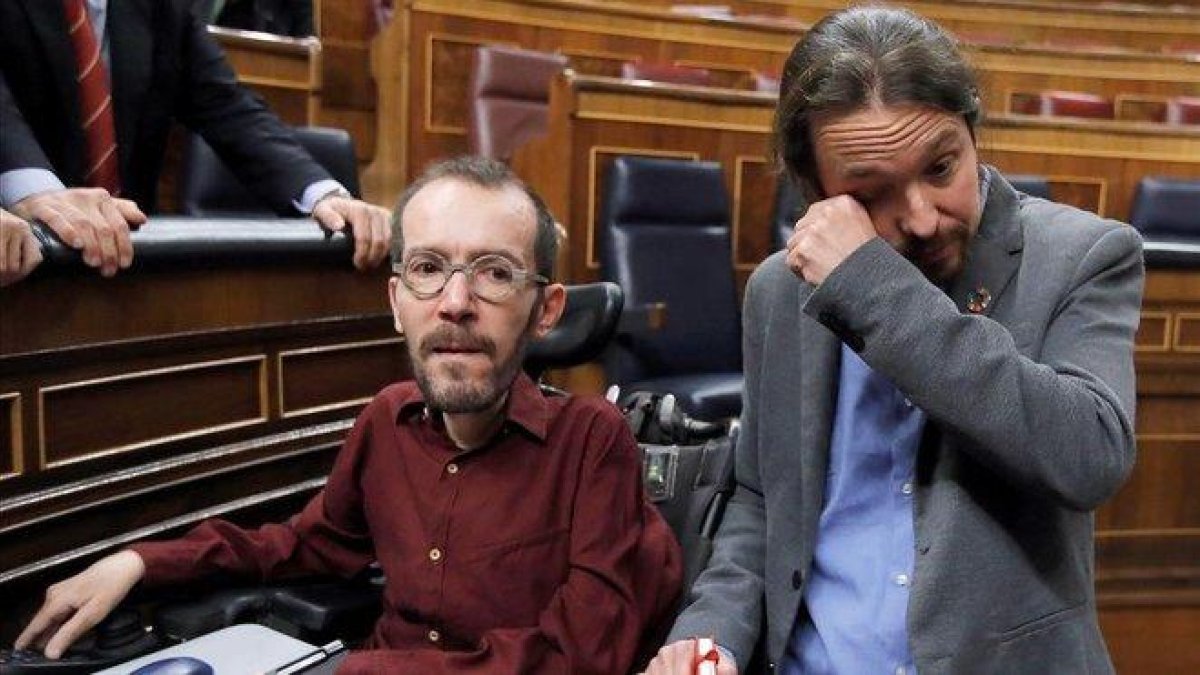 Iglesias llora tras saludar a Echenique después de que Sánchez lograra la confianza del Congreso para ser presidente.-JUAN CARLOS HIDALGO / EFE