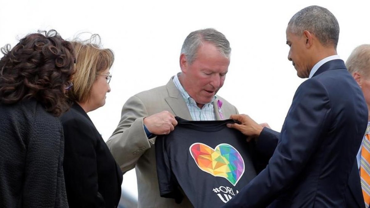 Obama se recoge con las víctimas del tiroteo de Orlando.-REUTERS / CARLOS BARRIA