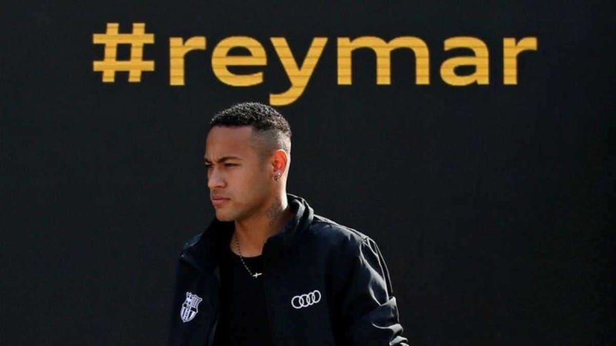 Neymar, el jueves, en la entrega de coches que regalaron a los jugadores del Barça.-ALBERT GEA